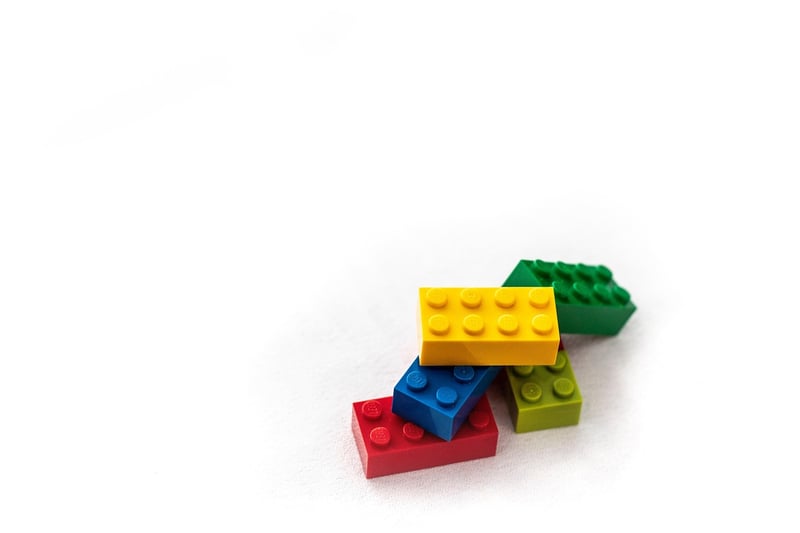 Jouets en bois vs plastique : découvrez les avantages et inconvénients en 2026