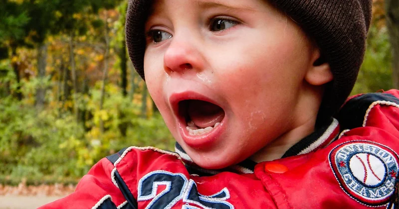 Refus, grimaces, satiété : décoder les signaux de votre bébé
